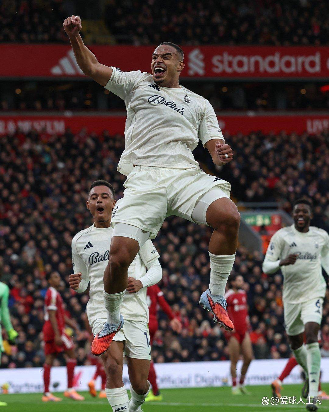 国际比赛日德甲传出新动向；皇家马德里手感冰凉；管理层表态——赛场秩序良好；高层口径保持一致的简单介绍