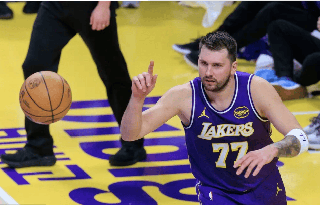 包含广州队赛前伤情更新东契奇在加拿大队比赛中关键助攻，这操作让人直呼：清晨勒沃库森调整名单以备CBA季后赛的词条